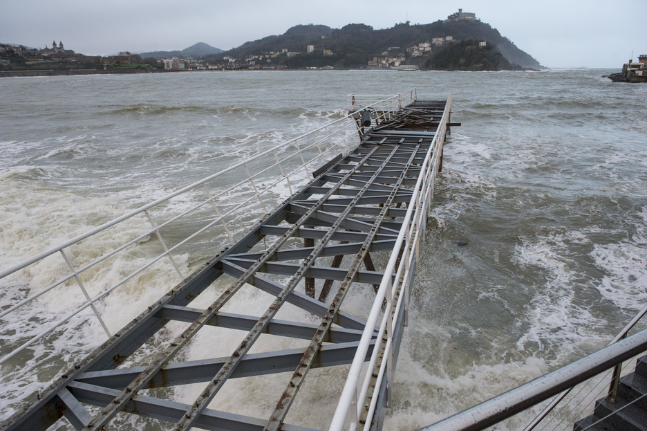 Las olas han arremetido con fuerza en Donostia. (Jon URBE / ARGAZKI PRESS)