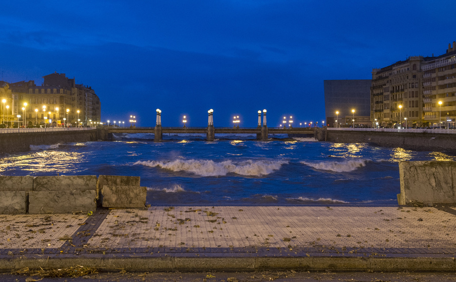Los puentes han tenido que ser cerrados en Donostia. (Jon URBE / ARGAZKI PRESS)