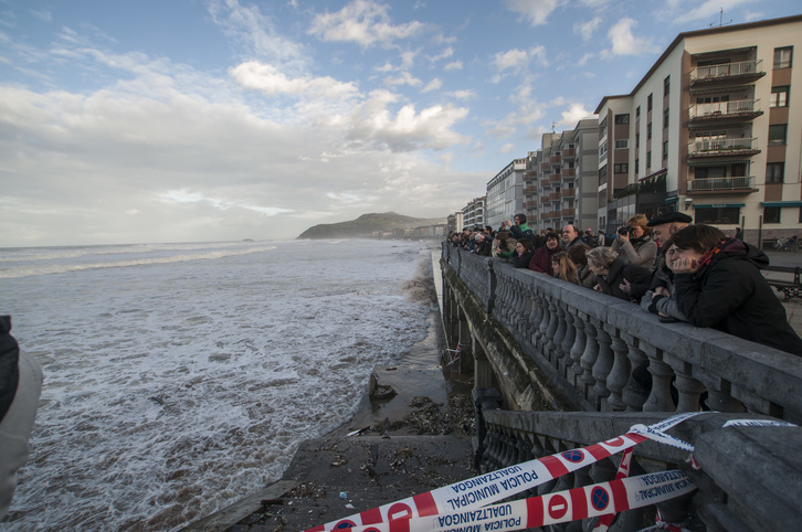 Numerosas personas se han acercado a localidades costeras como Zarautz para presenciar las olas. (Gorka RUBIO / ARGAZKI PRESS)