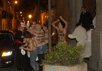 Protesta realizada por las activistas de Femen frente a Rouco. (Curto DE LA TORRE / AFP) 