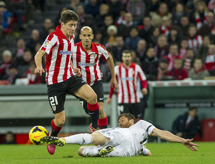 Herrera baloiarekin Xabi Alonsoren aurrean. (Monika DEL VALLE / ARGAZKI PRESS)