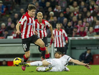 Herrera baloiarekin Xabi Alonsoren aurrean. (Monika DEL VALLE / ARGAZKI PRESS)