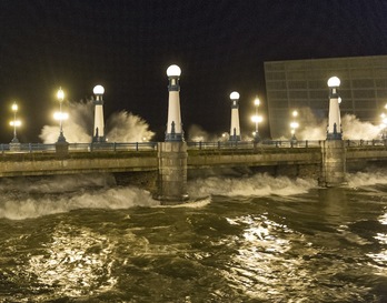 Las olas rompen con fuerza en el puente del Kursaal. (Jon URBE/ARGAZKI PRESS)
