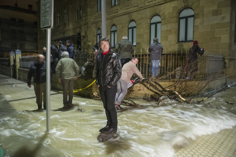 Varios vecinos en las inmediaciones del Paseo Nuevo, desde donde ha entrado el agua. (Jon URBE/ARGAZKI PRESS)