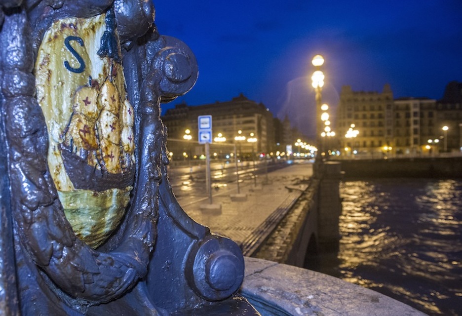 El puente de Santa Catalina se quedó sin barandilla. (Jon URBE/ARGAZKI PRESS)