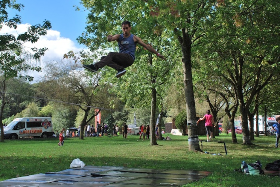 Slackliner bat zintaren gainean entsegua egiten. (GAUR8)