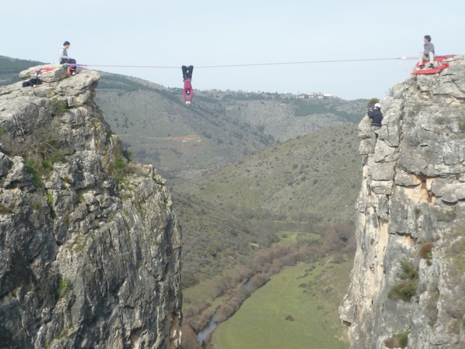 Highline deritzo altuerako slackline-ari. (GAUR8)