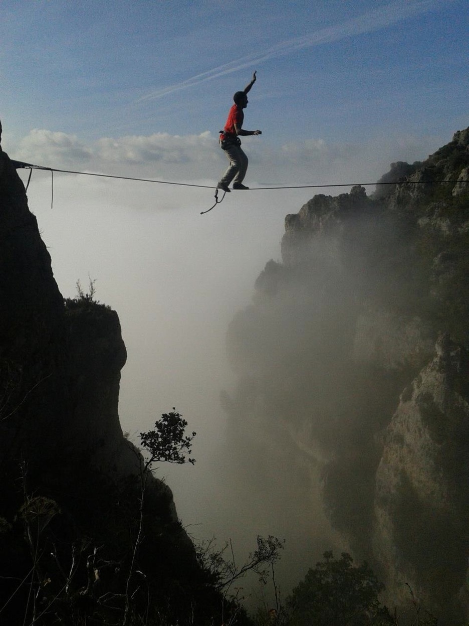 Hutsaren gainean oinez slackliner bat, Millaun. (FLOW BALANCE ELKARTEA)