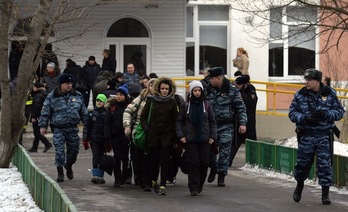 Alumnos del colegio abandonan el centro escoltados por la Policía. (Vasily MAXIMOV/AFP PHOTO)