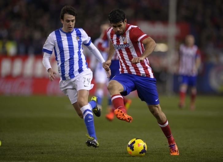 Rubén Pardo y Diego Costa pugnan por un balón. (Dani POZO/AFP PHOTO)