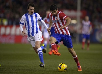 Rubén Pardo y Diego Costa pugnan por un balón. (Dani POZO/AFP PHOTO)