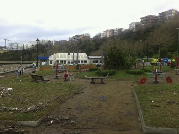 La playa de Ereaga, en Getxo, tras el temporal. (@Kolabarrieta)