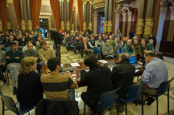 Kaltetutako herritarrekin bildu da gaur Donostiako Udala. (Andoni CANELLADA/ARGAZKI PRESS)