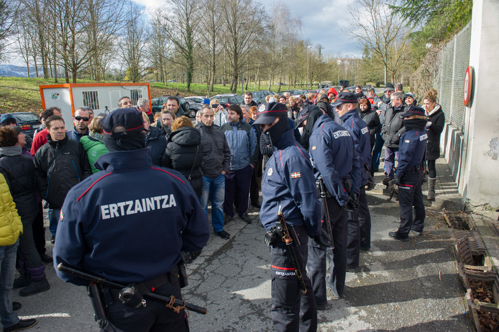 Los agentes de la Ertzaintza forman un cordón ante la entrada de la empresa. (Andoni CANELLADA / ARGAZKI PRESS)