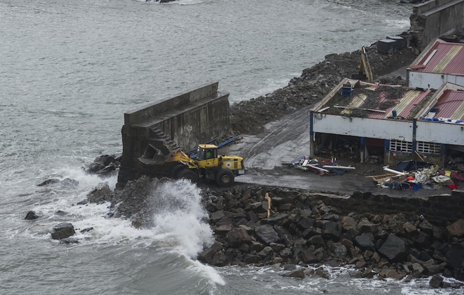 Una excavadora en Bermeo. (Luis JAUREGIALTZO / ARGAZKI PRESS)