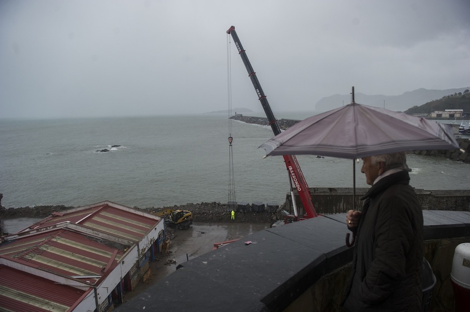 Una mujer contempla las obras en Bermeo. (Luis JAUREGIALTZO / ARGAZKI PRESS)
