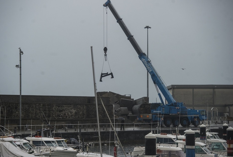 Taponando la brecha en Bermeo. (Luis JAUREGIALTZO / ARGAZKI PRESS)