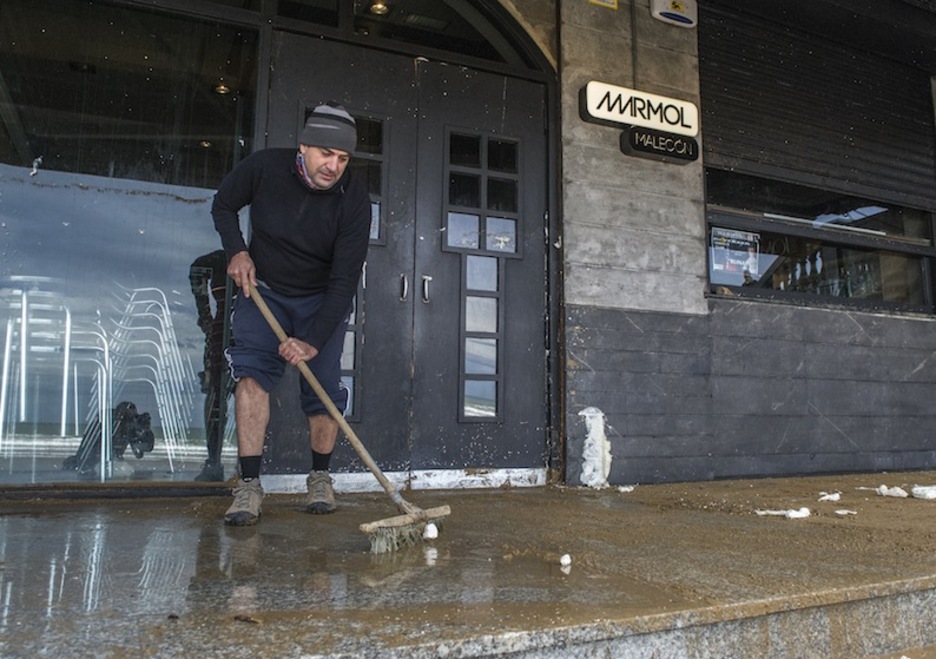 Limpiando en el malecón de Zarautz. (Gorka RUBIO / ARGAZKI PRESS)