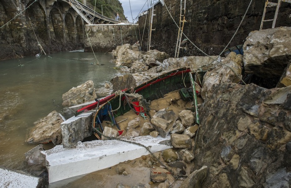 Txalupas destrozadas en el puerto de Zarautz. (Gorka RUBIO / ARGAZKI PRESS)