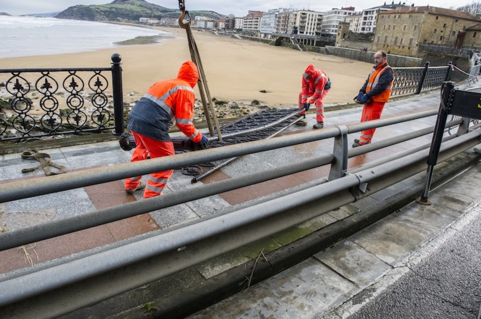 Operarios colocan una nueva barandilla en Zarautz. (Gorka RUBIO / ARGAZKI PRESS)