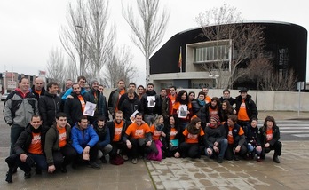 Los jóvenes, antes de entrar a la última sesión del juicio. (J. DANAE/ARGAZKI PRESS)