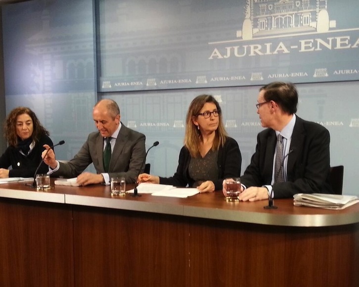 Los consejeros Cristina Uriarte, Josu Erkoreka, Ana Oregi y Ricardo Gatzagaetxebarria, en la comparecencia posterior al Consejo de Gobierno. (@jerkoreka)