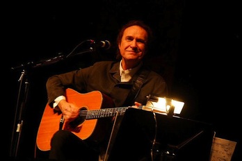 Ray Davies, en un concierto en Ottawa en 2008. (WIKIPEDIA)