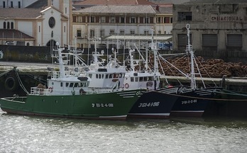 Barcos de Bermeo amarrados este martes en el canal de Deustua. (Luis JAUREGIALTZO / ARGAZKI PRESS)