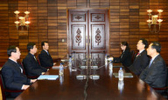 Delegaciones de las dos coreas han acordado reunir a familias separadas por la guerra. (AFP)