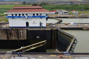 Una de las exclusas del Canal de Panamá. (Rodrigo ARANGUA/AFP PHOTO)