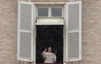 El papa Francisco saluda a los fieles congregados en la Plaza San Pedro del Vaticano. (Filippo MONTEFORTE/AFP PHOTO)