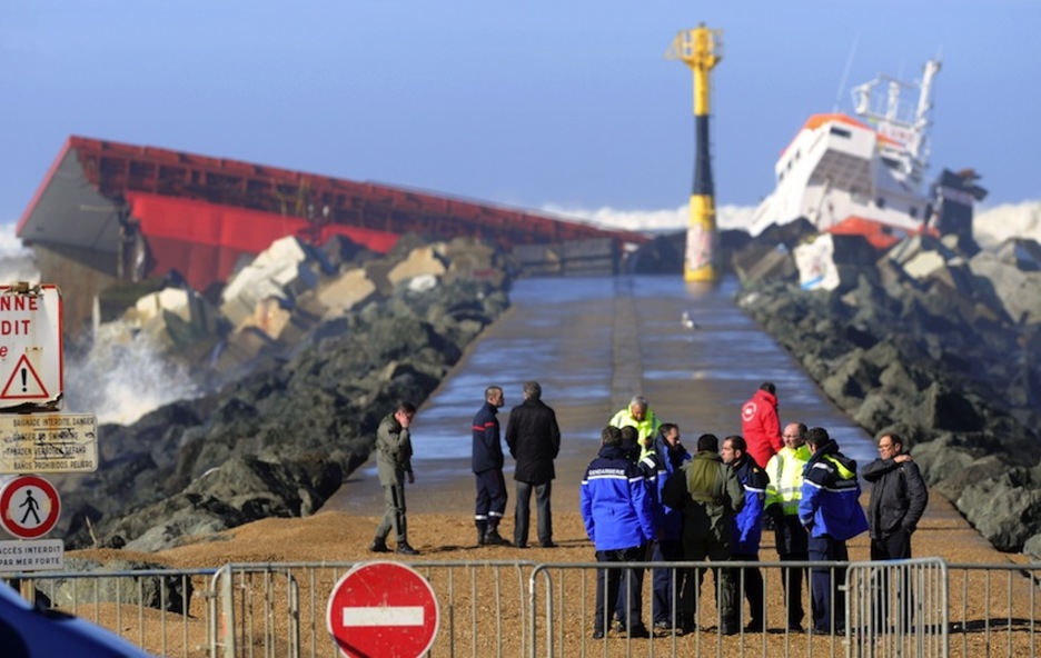 Los servicios de emergencias, frente a la playa Barra de Angelu. (Gaizka IROZ/AFP)