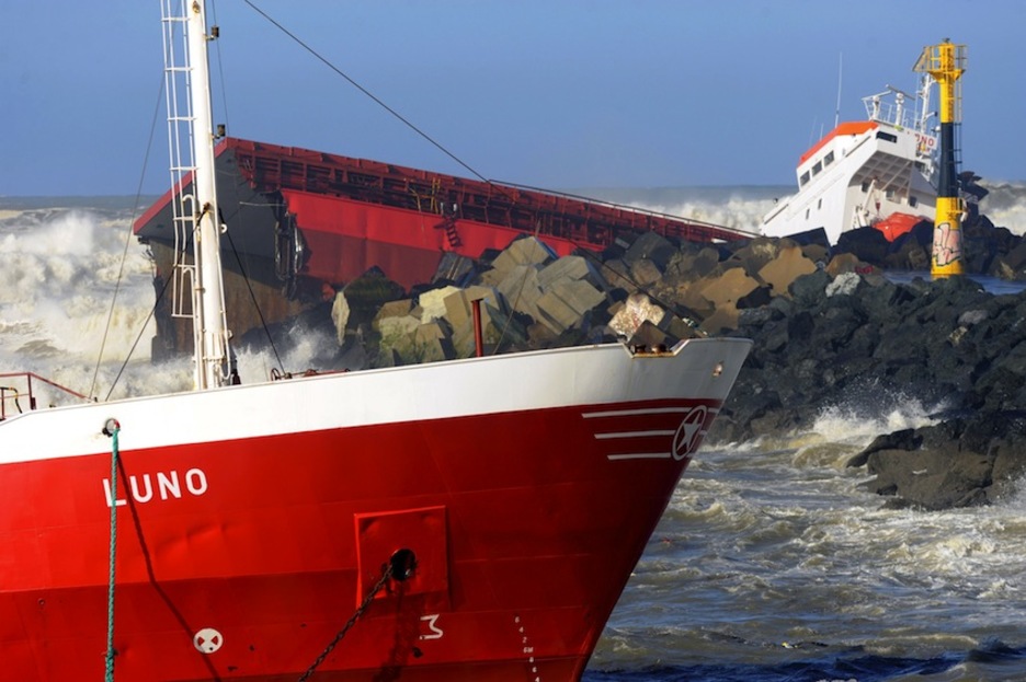 El barco se ha partido en dos tras chocar contra el espigón. (Gaizka IROZ/ARGAZKI PRESS)