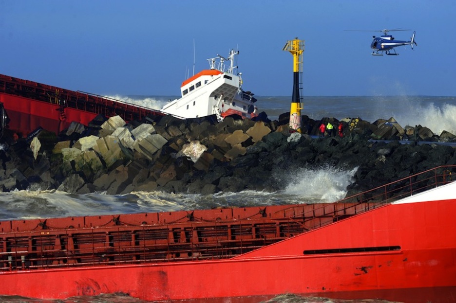Un helicóptero se acerca al buque para intentar rescatar a los marineros. (Gaizka IROZ/AFP)