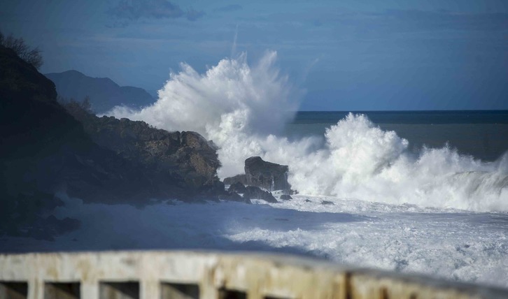 Imagen captada a las 12.30 en la carretera N-634, entre Zarautz y Getaria. (Gorka RUBIO/ARGAZKI PRESS)