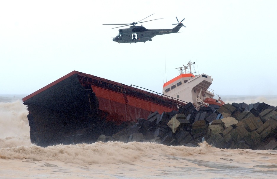 Un helicóptero trabaja en las labores de rescate. (Gaizka IROZ/AFP)