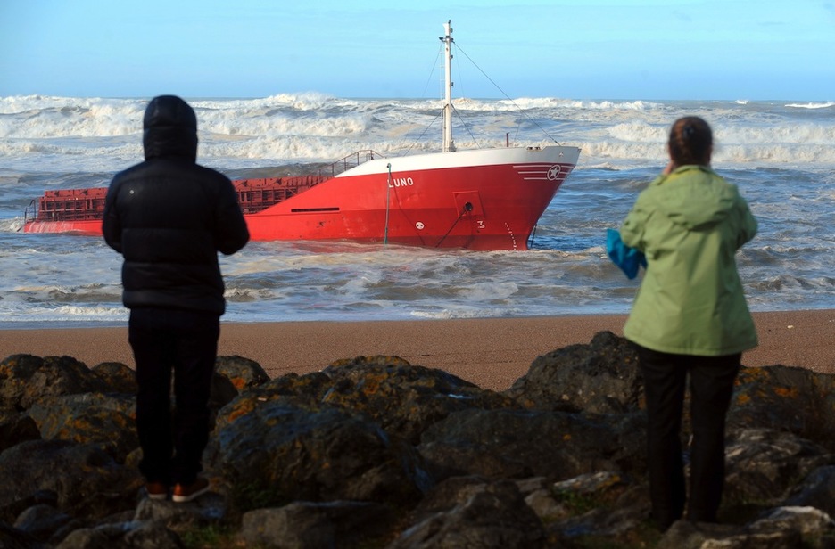 Dos personas observan la proa partida del ‘Luno’. (Gaizka IROZ/ARGAZKI PRESS)
