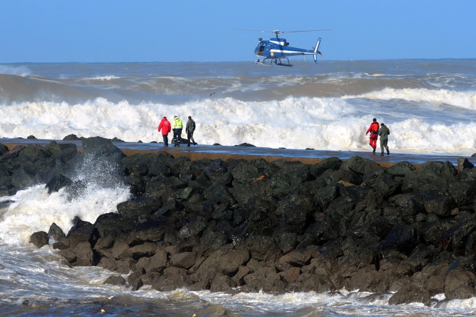Personal de emergencias y de rescate, en el espigón. (Gaizka IROZ/AFP)