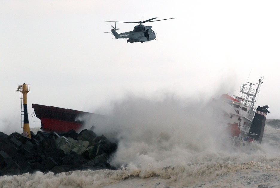 El oleaje ha dificultado las labores de rescate de la tripulación. (Bob EDME)