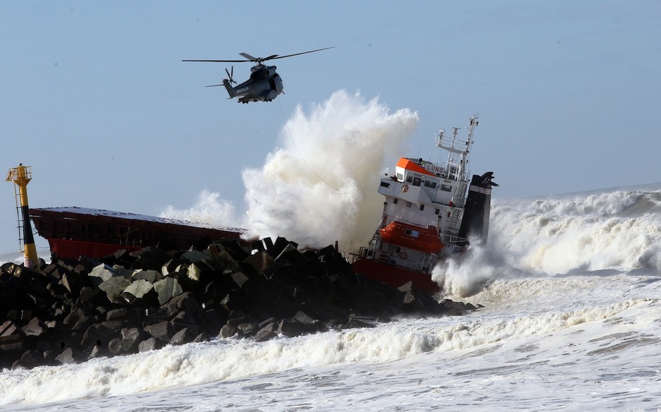 El Ejército francés ha movilizado dos helicópteros para el rescate. (Bob EDME)