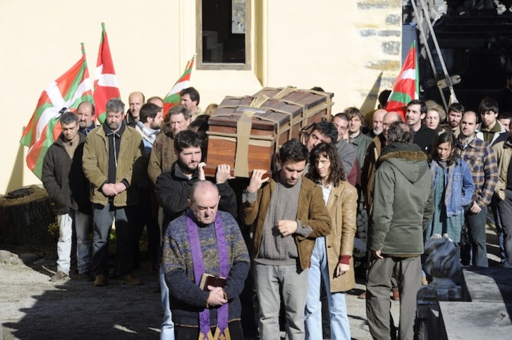 Joxi Zabala eta Joxean Lasaren ehorzketa grabatu dute Tolosako hilerrian. (Jon URBE/ARGAZKI PRESS)