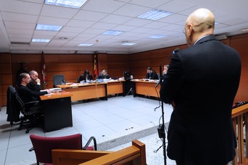 Rodolfo Ares presta declaración, con Alfonso Zenon al fondo a la izquierda. (Marisol RAMÍREZ/ARGAZKI PRESS)