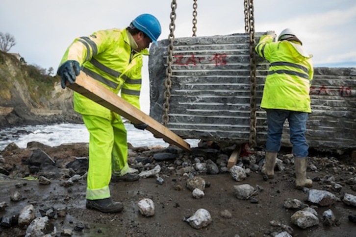 Colocación de uno de los bloques para proteger el puerto de Bermeo. (Aritz LOIOLA / ARGAZKI PRESS)
