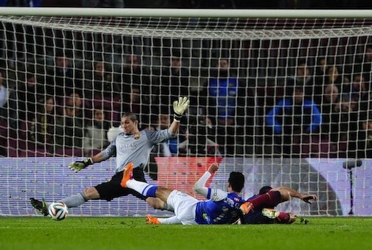 Vela cae agarrado por Mascherano, penalti y expulsión no pitada por el árbitro. (Josep LAGO / AFP PHOTO)