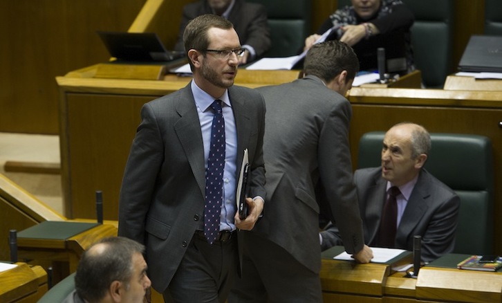 Javier Maroto, durante el pleno de este jueves en Gasteiz. (Raúl BOGAJO / ARGAZKI PRESS)