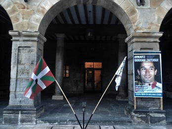 Pórtico de entrada al Ayuntamiento de Elorrio. (ARGAZKI PRESS)