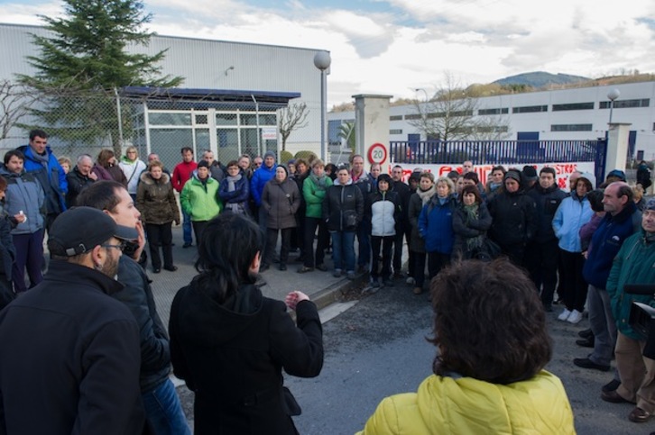 La plantilla de Unipapel, a las puertas de la empresa. (Andoni CANELLADA / ARGAZKI PRESS)