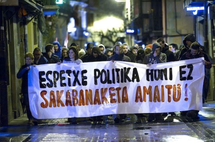 Manifestación por las calles de Elorrio. (Marisol RAMIREZ / ARGAZKI PRESS)