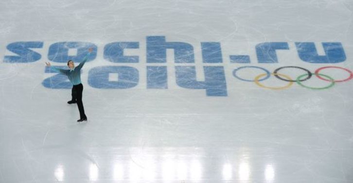 Un patinador, sobre el logotipo de los Juegos de Sochi. (Yuri KADOBNOV/AFP)