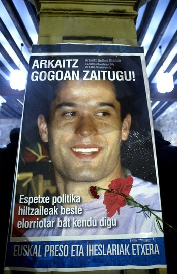 Cartel con la imagen del fallecido Arkaitz Bellon. (Marisol RAMIREZ/ARGAZKI PRESS)
